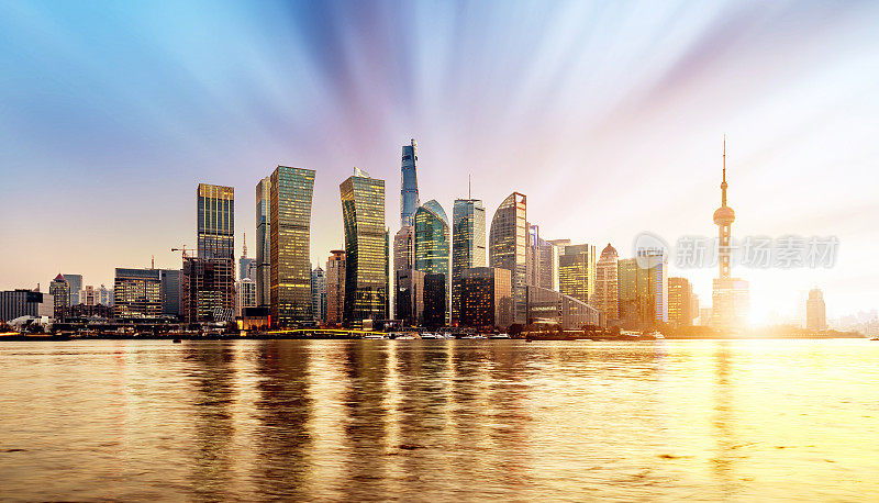 日出时的上海浦东天际线，中国