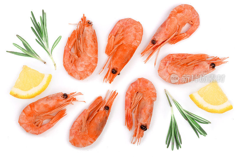 用迷迭香和柠檬片分开放在白色背景上的红熟对虾或虾。前视图。平躺