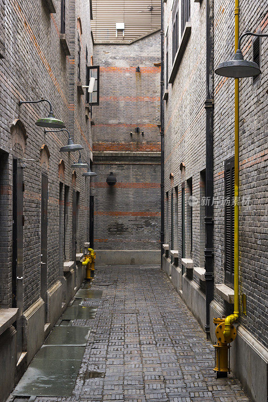 中国上海法租界地区狭窄的仿古砖墙、新天地和上海石库门建筑风格