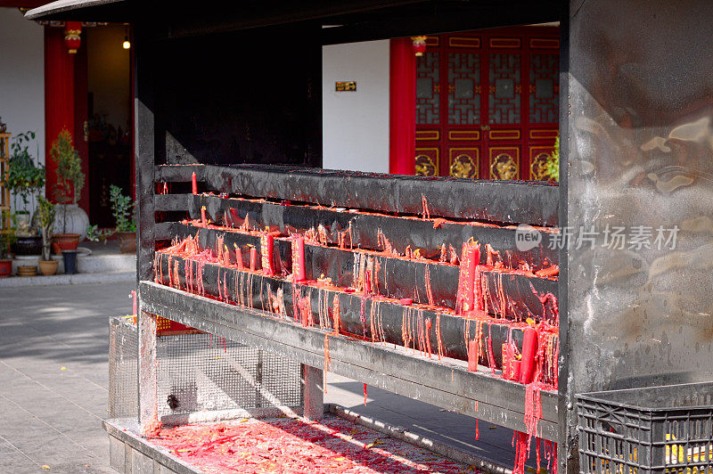 佛教寺庙中的红烛火盆(中国云南昆明)