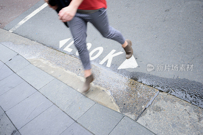 雨后悉尼行人过马路的动作模糊不清