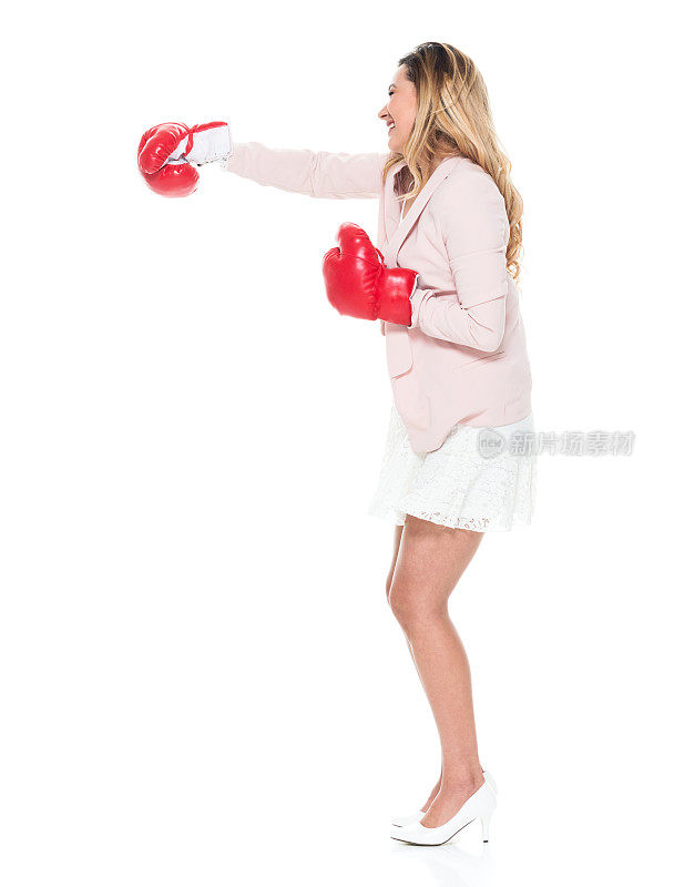 可爱的女人在打拳击
