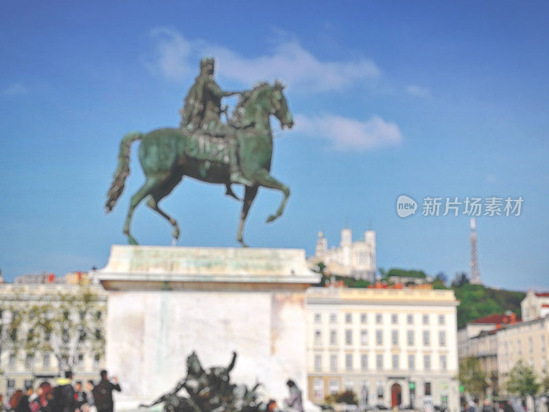 路易十四雕像在法国城市里昂贝勒库尔广场散焦背景