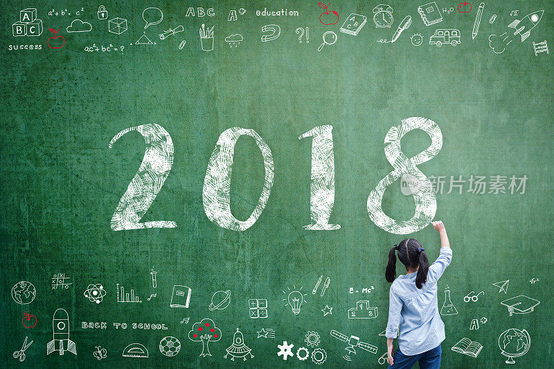 2018年新学年，教育学期，课程安排概念，孩子们在学校老师的黑板上用学生的教育涂鸦手写问候