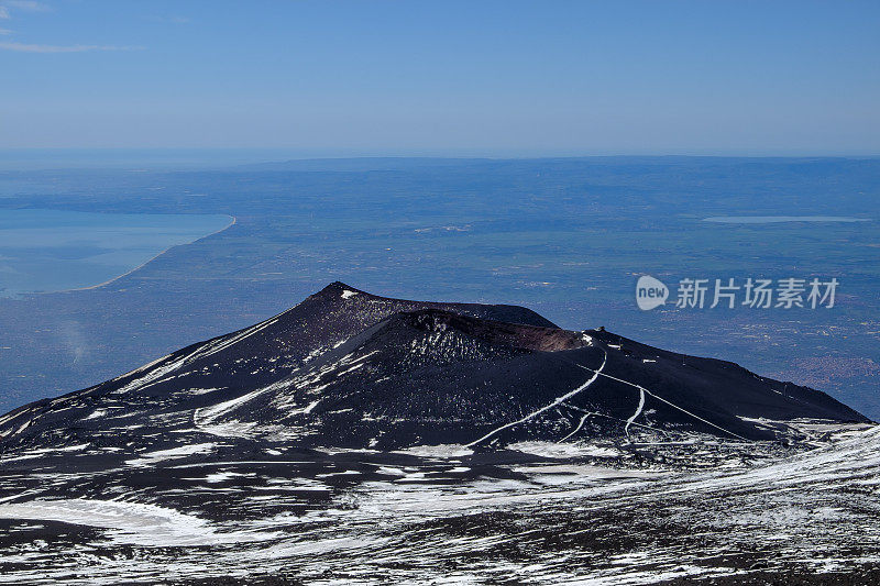 从埃特纳山(联合国教科文组织世界遗产)观看。埃特纳公园-埃特纳公园，西西里，意大利