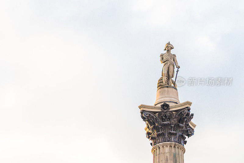 在晴朗的蓝天下，英国伦敦特拉法加广场上著名的纳尔逊海军上将雕像。