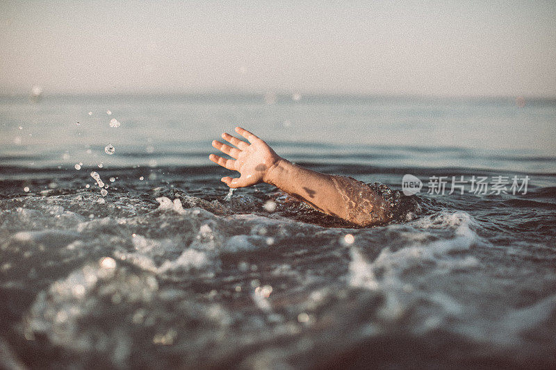 人在海中溺水