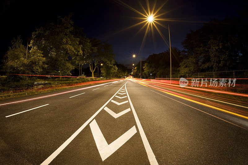 黄昏的道路交通，动态模糊