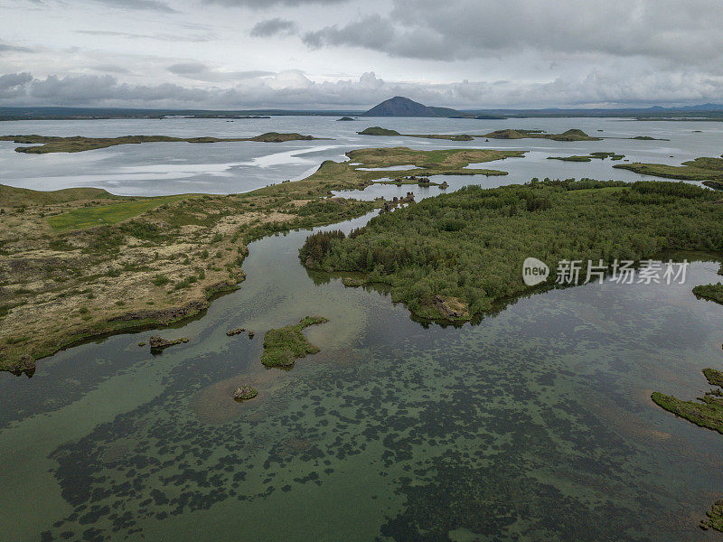 鸟瞰图的Myvatn地区在冰岛，沼泽，湖泊和道路