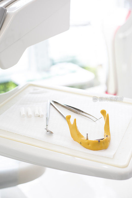 牙医的桌子，有假牙和工具
