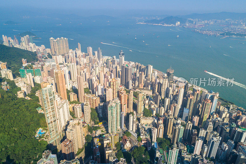 鸟瞰图的香港城市天际线和维多利亚港日落在中国