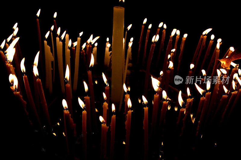 许多教堂的蜡烛在黑暗中燃烧。耶路撒冷圣墓神庙里的圣火
