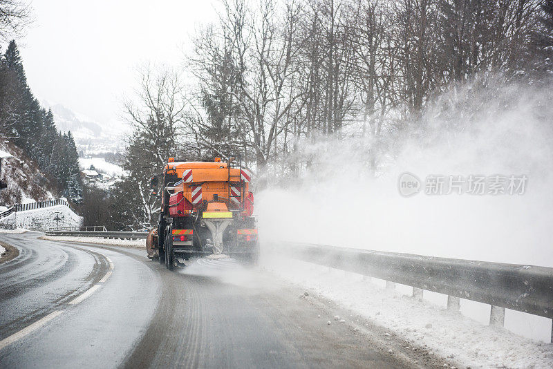 扫雪机清除道路上的积雪