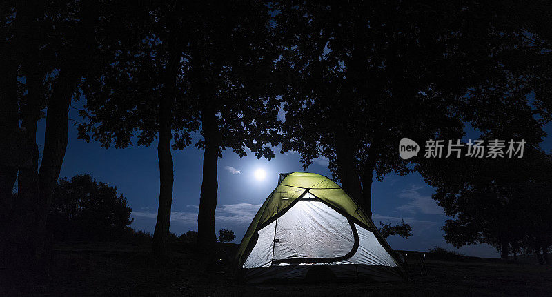 晚上在树林里搭帐篷