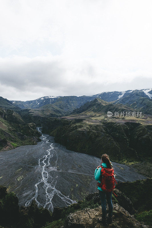 冰岛索斯默克山顶上背着背包的徒步旅行者