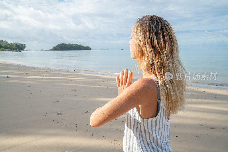 健康年轻女子锻炼瑜伽户外在日出在热带气候，泰国。人的健康平衡理念