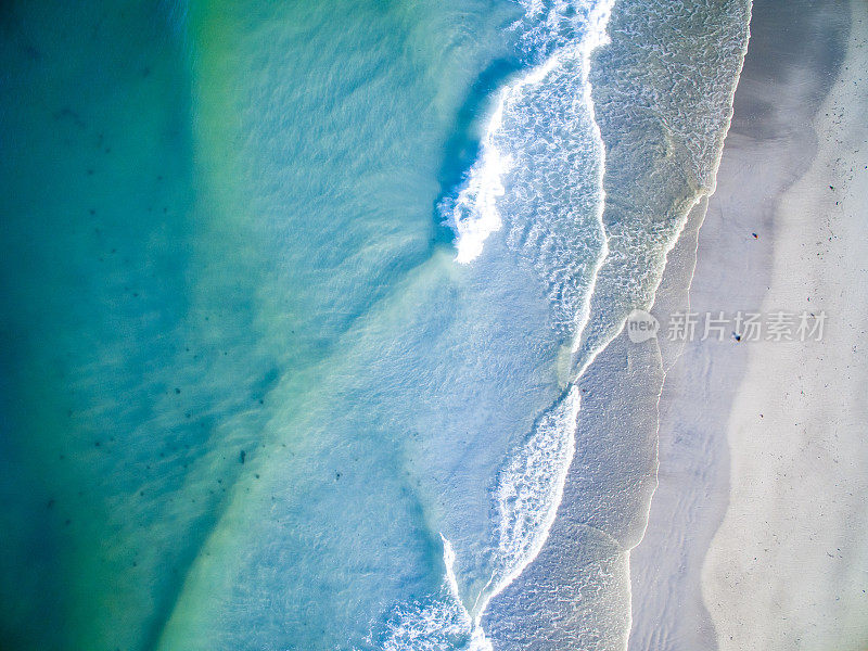 海浪和冲浪的鸟瞰图