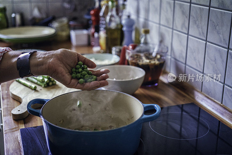 准备用帕尔马干酪做的意大利烩饭