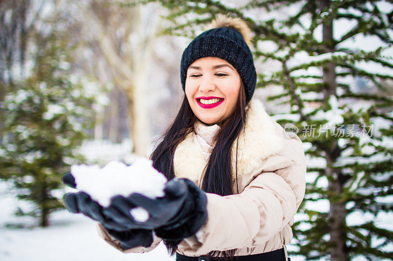 拿着一把雪的女人