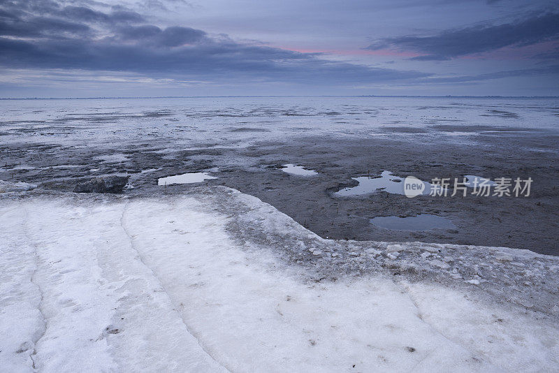 黄昏时，冰在瓦登海中流动