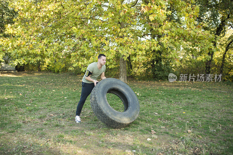 带着轮胎在户外锻炼