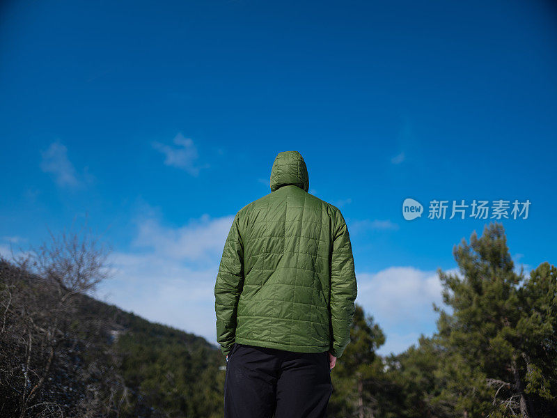 雪天里登山者的肖像