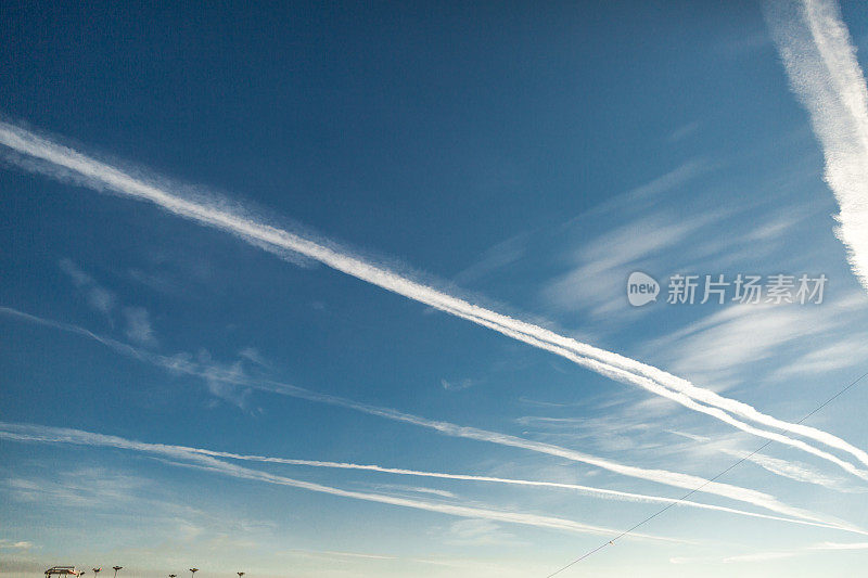 天空中有几道蒸汽轨迹交错，即凝结轨迹