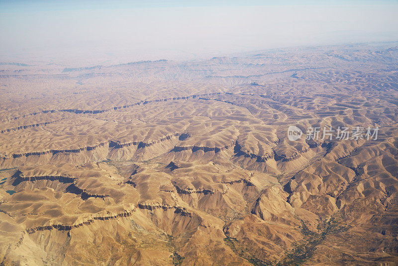 从飞机上俯瞰巴基斯坦沙漠峡谷的空中全景