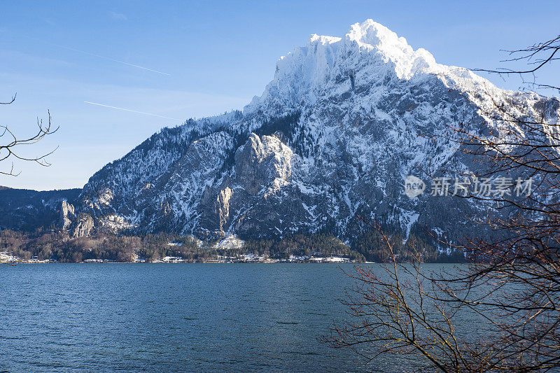 奥地利萨尔兹卡默古特特劳恩湖，大雪过后的特劳恩施泰因山