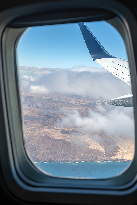 兰萨罗特岛在飞机窗外