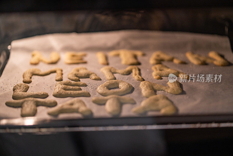 烤箱里的饼干