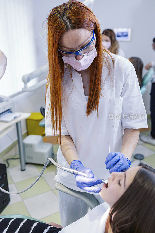 小女孩正在牙科诊所接受牙科治疗
