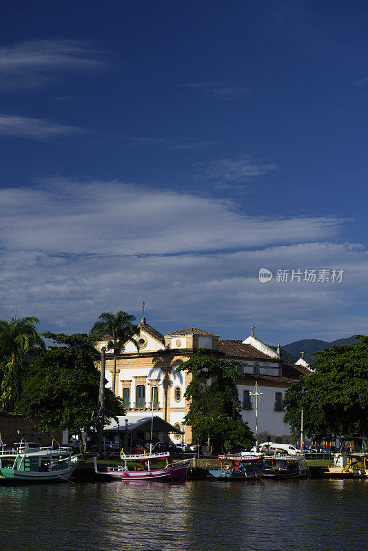 蓝天下的建筑景观