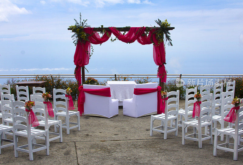 装饰户外婚礼祭坛和座位