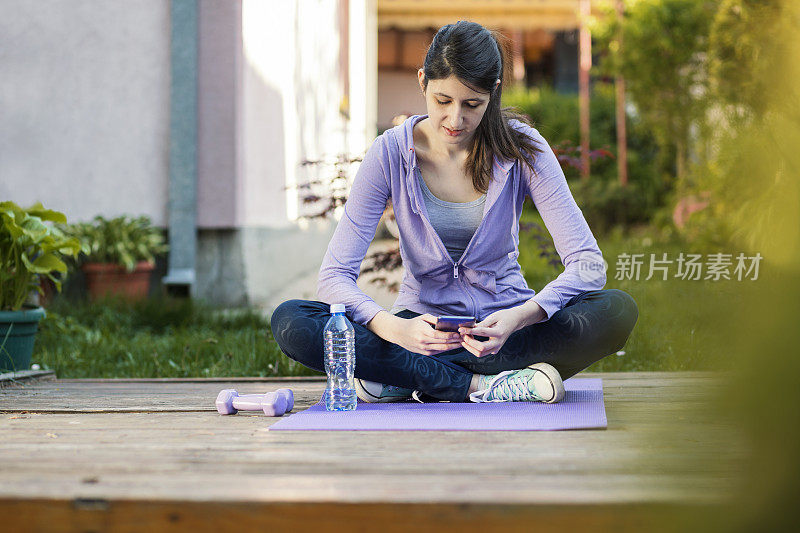 年轻女子带着助听器在正式的花园锻炼