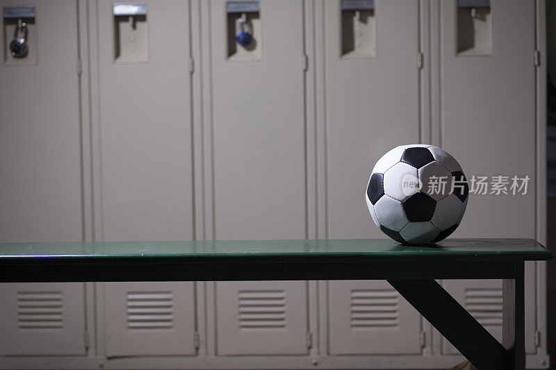 学校体育馆更衣室的足球运动器材。