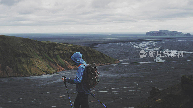 北欧人在火山景观中行走