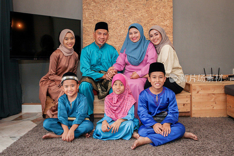 马来族穆斯林开斋节全家福