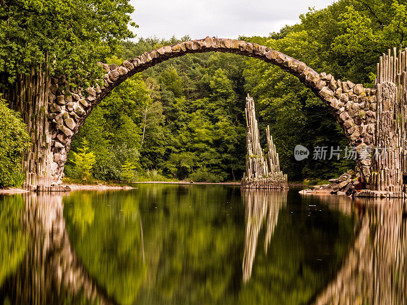 古拱门(Rakotzbrücke)在水中倒映