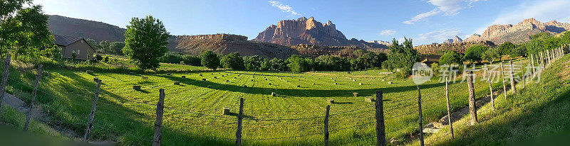 新割下的干草捆在罗克维尔山下的牧场在维珍河靠近罗克维尔犹他州和锡安国家公园犹他州的背景