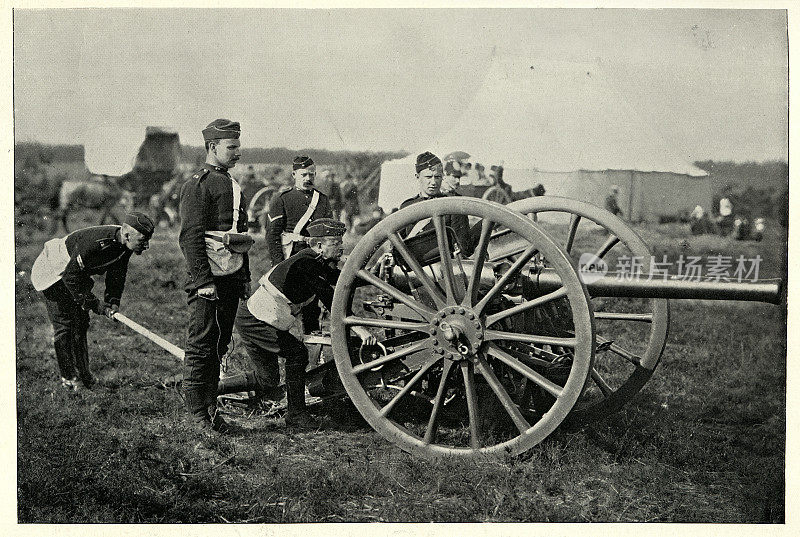 1895年，英国军队，皇家炮兵正在训练12磅大炮