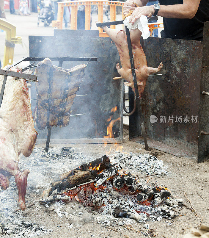 在木柴上烤肉