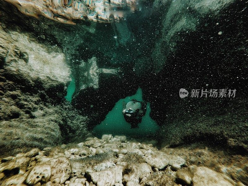 克罗地亚，一名女子在碧绿的水中跳水