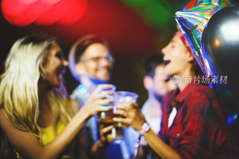 为美妙的音乐干杯。