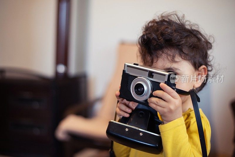 孩子在学用她的第一部相机