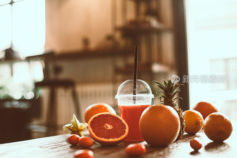 清爽健康的橙汁和西柚汁
