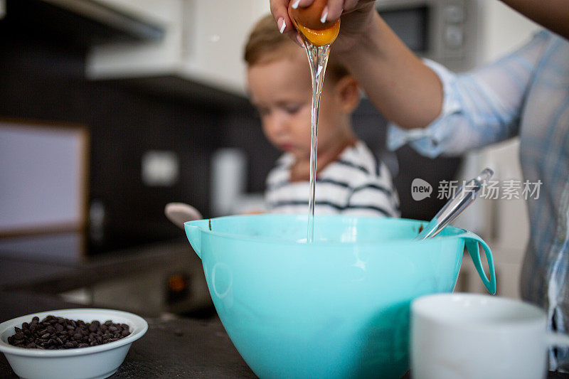 年轻漂亮的母亲和她的小儿子一起烤饼干