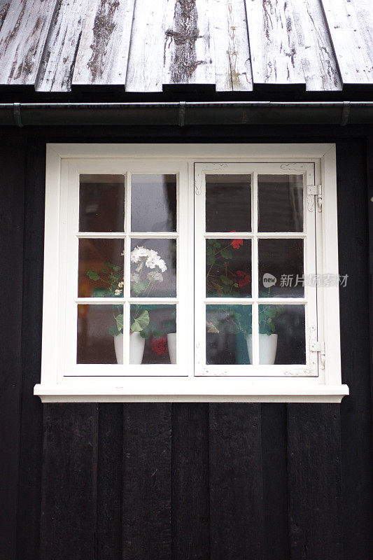 冰岛，雷克雅未克:黑屋的乡村传统白窗