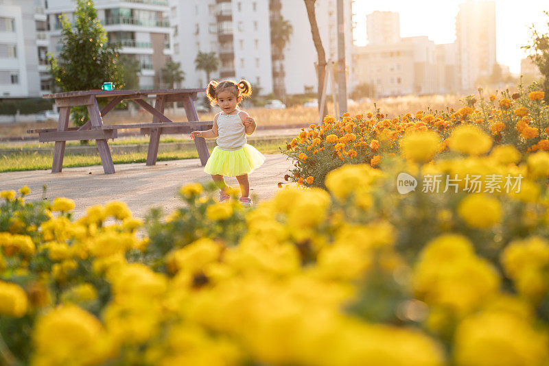 蹒跚学步的小女孩的肖像花园