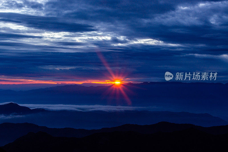 山梨县南阿尔卑斯基塔山的日落